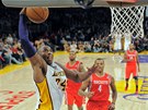 Kobe Bryant z LA Lakers unikl Gregu Smithovi (4) z Houstonu a smeuje.