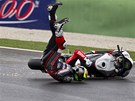 PÁD. Roberto Rolfo v kategorii Moto GP nezvládl svj stroj a skonil na...