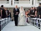 Bill Clinton vede dceru Chelsea k oltái. 