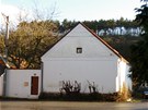 Dům stojí v obci Skochovice, která je součástí Vraného nad Vltavou. 
