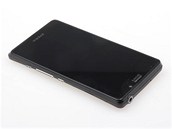 Sony Xperia T: Vechny mechanick tlatka jsou umstna na pravm boku.