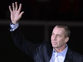 HROMOV APLAUS. Ivan Lendl mv divkm, kte ho ped vyvrcholenm finle Davis Cupu zahrnuli potleskem. Tenisov legenda pi t pleitosti pevzala ocenn za vjimenost. 