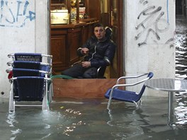 Mnoho obchod, restaurací a kaváren, které jsou závislé na turistickém ruchu,...