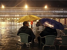 Vytrvalé sráky pinesl nad Apeninský poloostrov vítr jugo (italsky scirocco)...