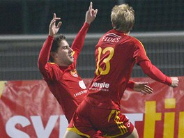 HRDINA ZÁPASU. Jan Svatonský (vlevo) z Dukly slaví gól, který vstřelil v utkání