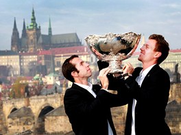 S TROFEJ. Radek tpnek a Tom Berdych pzuj se "saltovou msou".