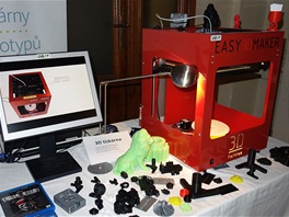 3D tiskárna Easy3DMaker tiskla přímo na stánku krabičky, lví hlavy, nebo třeba...