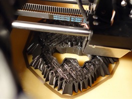 3D tiskárna Easy3DMaker tiskne po tenkých vrstvách s přesností 0,08 mm.