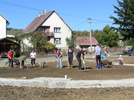 Do prac se zapojily destky mstnch obyvatel.