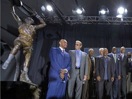 STARÁ PARTA. U nové sochy Kareema Abdula-Jabbara se sela stará parta Lakers z