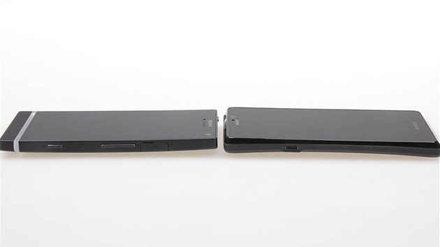 Sony Xperia T: Jestlie Xperia S byla v zadn sti vyboulen, tak novinka je v zdn sti prohnut.