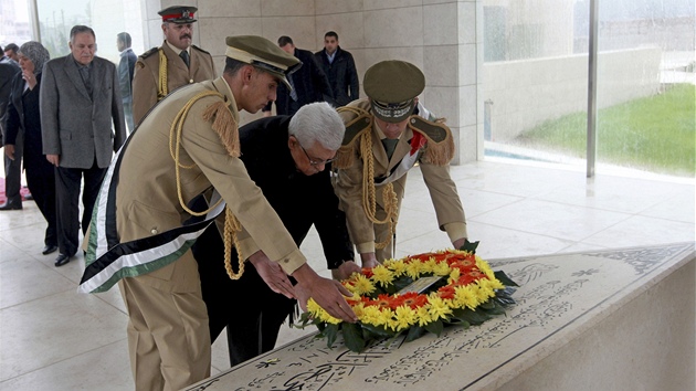 f palestinsk samosprvy Mahmd Abbs klade vnec v mauzoleu Jsira Arafata (11. listopadu 2012)