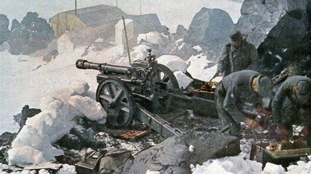 9. Friedrich von Mackensen
(1889 -1969) nmeck generl plukovnk, kter se proslavil bleskovm postupem svch tankovch jednotek ve vlce se Sovtskm svazem. Tanky jeho 1. armdy se dostaly a na hranice Gruzie, kdy pedtm bleskov proly Ukrajinou a jinm Ruskem. Po vlce byl za vlen zloiny odsouzen k 21 letm ale, ale ji v roce 1952 byl proputn. Na snmku z roku 1943 nmeck jednotky na pat Elbrusu, nejvy hoe Kavkazu.