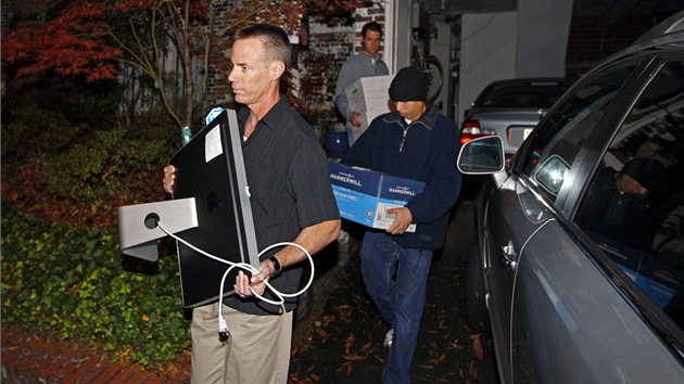Agenti FBI vyn vci zabaven v dom Pauly Broadwellov (12. listopadu 2012)