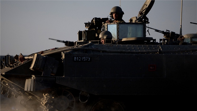 Izraelsk obrnn transportr na hranicch Psma Gazy (16. listopadu 2012)