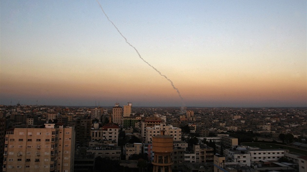 Stopa po raket odplen z Gaza City smrem k zem Izraele (16. listopadu 2012)