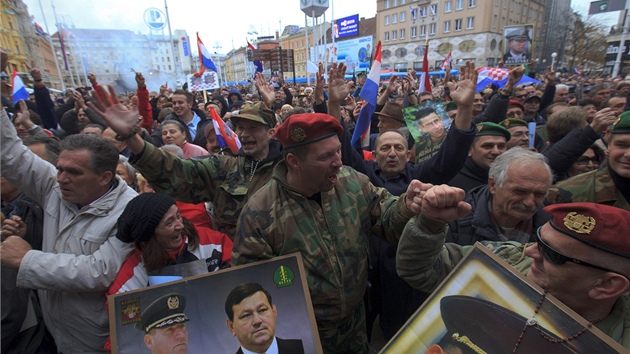 Ve chvli, kdy odvolac soud v Haagu zprostil Ante Gotovinu viny, vypukly v centru Zhebu oslavy (16. listopadu 2012)