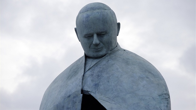 Opraven socha Jana Pavla II. v m (19. listopadu 2012)