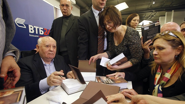 Bval rusk prezident Michail Gorbaov podepisuje vtisky svch pamt Hovory k sob v knihkupectv v Moskv (13.11.2011)