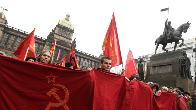 Na Václavské náměstí dorazili i mladí komunisté. (17. listopadu 2012)
