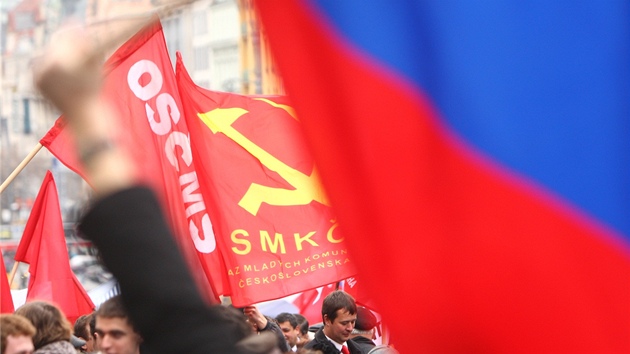 Na demonstraci dorazili i mladí komunisté. (17. listopadu 2012)