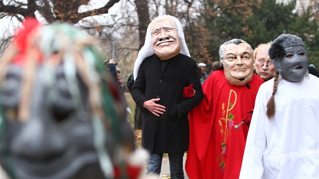 Pozornost budila maska prezidenta Václava Klause, jehož za ruku držel Dominik...