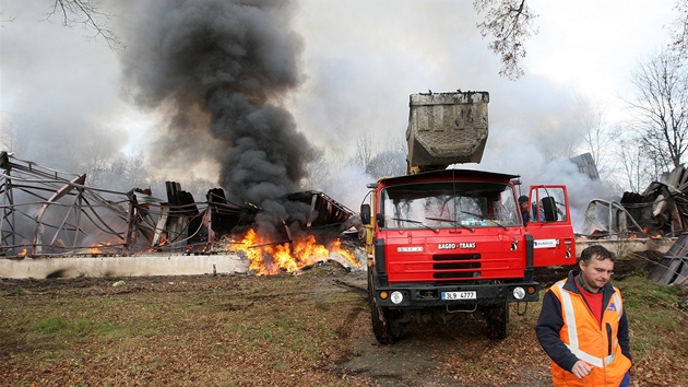Hasiči u požáru skladu v Arnolticích na Frýdlantsku.