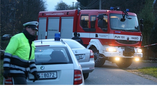 Hasii a policie u msta nehody, pi kter zvodn auto nai RallyShow Uhersk Brod 2012 zabilo tyi divky a dal zranilo. 