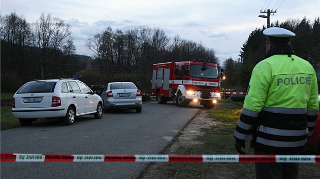 Hasii a policie u msta nehody, pi kter zvodn auto nai RallyShow Uhersk Brod 2012 zabilo tyi divky a dal zranilo. 