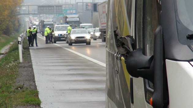 Policie na Praskm okruhu u nehody, kdy mladk zejm vbhl do silnice a srazila ho dodvka.