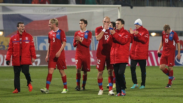 DKY ZA PODPORU. et reprezentanti potili vhrou 3:0 nad Slovenskem olomouck publikum a po zpase li fanoukm za jejich podporu podkovat.