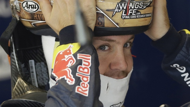 ZASE BYL NEJRYCHLEJ. Sebastian Vettel z Red Bullu si nasazuje helmu ped tetm trninkem, ve kterm zajel nejrychlej as