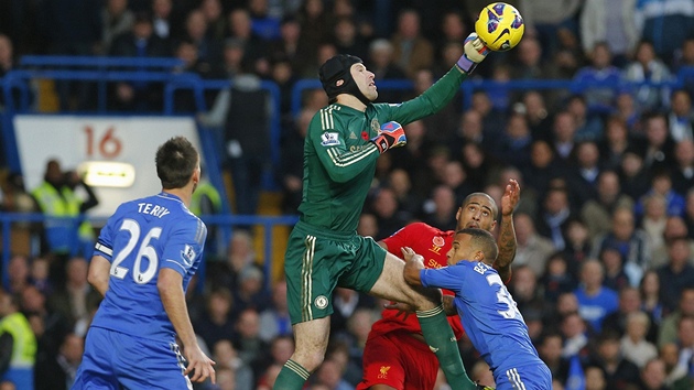 GÓLMAN V AKCI. Petr ech z Chelsea zasahuje pi centru do estnáctky v zápase