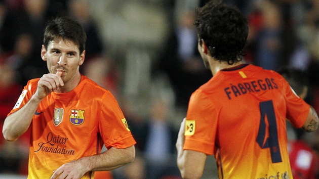 GLOV OSLAVA. Lionel Messi (vlevo) se ze sv trefy raduje s Cescem Fabregasem. Barcelona porazila Mallorku 4:2.