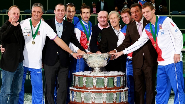 SE SALTOVOU MSOU. esk tm slav vtzstv v Davis Cupu. U slavn trofeje pzuje spolu s legendami eskho tenisu, kter vyhrly tento turnaj v roce 1980. Ob vtzn party se tak nyn sely.