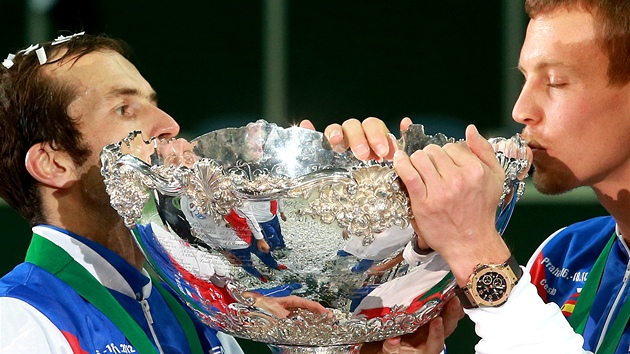 PJ MI TO TAKY. Radek tpnek (vlevo) a Tom Berdych se slavnou saltovou msou, trofej pro vtze Davis Cupu.