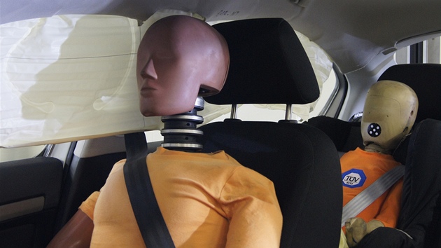Při vývoji se ladí nastavení předpínače bezpečnostních pásů a nafukování airbagů. Impulcem pro vystřelení vaků jsou čidla zpomalení a rotace umístěná na různých místech ve voze.