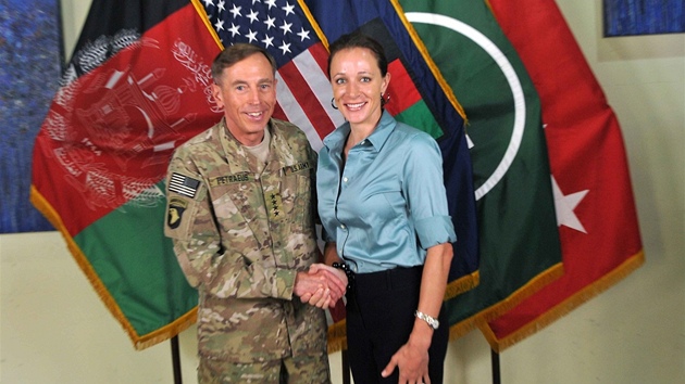 V�ce ne� jen spolupracovnice. Vztah s Paulou Broadwellovou st�l Petraeuse post ��fa CIA.