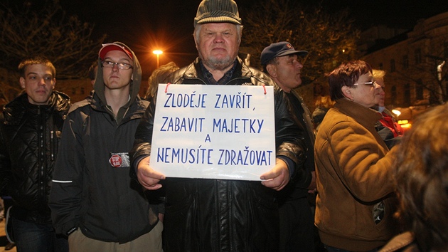 Asi na 600 demonstrant na ostravskm Masarykov nmst protestovalo proti dnen vld a pipomlo si, co se udlo v roce 1989. (17.listopadu 2012)