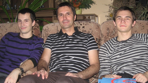 Osmadvacetiletému Martinu Pezlarovi (vlevo) hrozí v řeckém vězení pět až dvacet let, pokud se prokáže, že spolu s Ivanem Buchtou natáčeli tamní vojenské objekty za účelem špionáže.