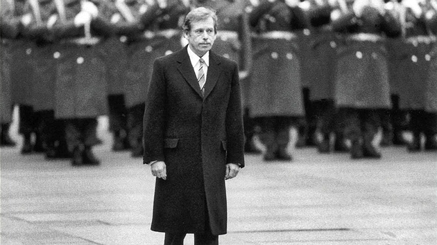 V�clav Havel p�i prvn� prezidentsk� inauguraci na Pra�sk�m hrad� (29. prosince 1989)