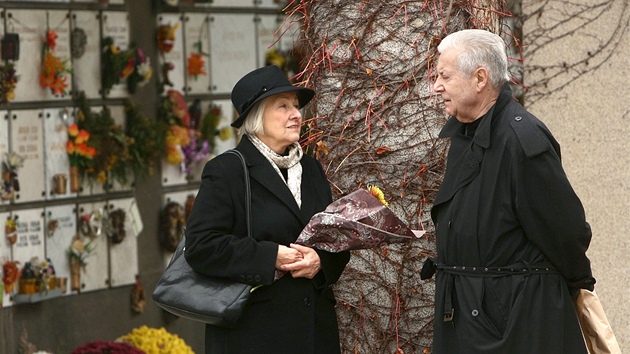 Přemek Podlaha před posledním rozloučením s karikaturistou Vladimírem Jiránkem ve strašnickém krematoriu (15. listopadu 2012)