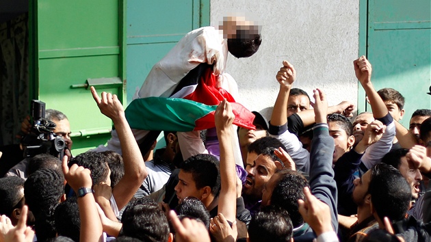 Palestinci nesou tlo chlapce, zabitho pi ostelovn Gazy izraelskou armdou. (19. listopadu 2012)