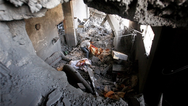 Palestinec prohledv trosky domu v Gaze, znienho pi nedlnm bombardovn izraelskou armdou. (19. listopadu 2012)