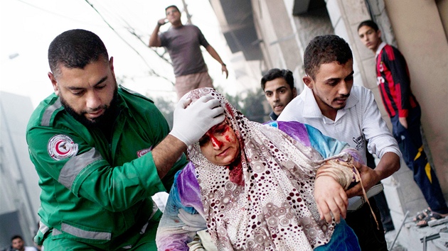 Zchran s dobrovolnkem vedou zrannou Palestinku. V nedli stoupl poet obt boj k osmdesti, zrannch jsou stovky. (18. listopadu 2012)
