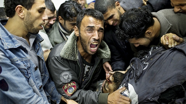 Palestinec ple u tla svho pbuznho, zabitho pi nedlnm nletu izraelsk armdy. (18. listopadu 2012)