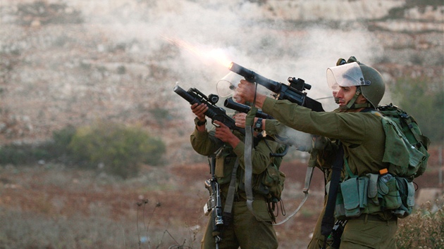 Izraelt pohraninci stl kapsle se slznm plynem proti demonstrantm ve mst Ofer. (18. listopadu 2012)