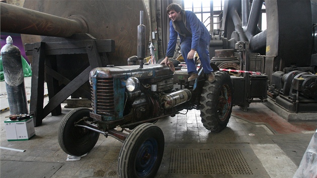 Traktor Zetor má původní pneumatiky Baťa a letos v červnu ještě jezdil po poli. Naposledy. (14. listopadu 2012)