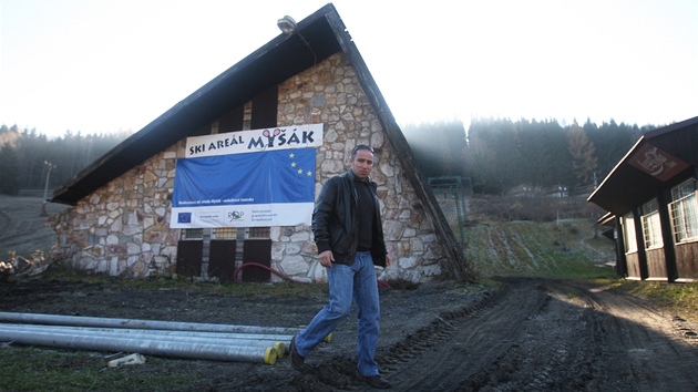 Starosta Malé Morávky Ondřej Holub v obecním Skiareálu Myšák, kde se na jaře začne stavět nová lanovka.