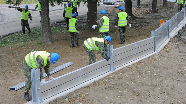 Vojáci v sobotu stavěli hliníkovou stěnu na pravém břehu Vltavy v Českých Budějovicích. 